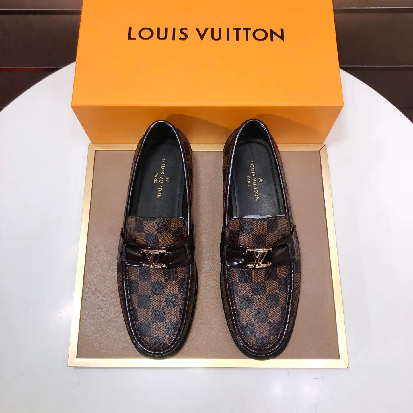 Men's men's shoes💰540💰[LV] (original single cowhide lining)🍀LV's latest genuine leather business suit shoes are available on the official website at the same time. The first-layer cowhide imported from Italy is made of heavy gold, and the official website has a 1:1 rubber outsole. Versatile to wear, high-end without losing class, and the color combination is extraordinary. This four-season style is alluring when worn on your feet, showing off your big-name flair. Standard code 38-45 (45 customized)